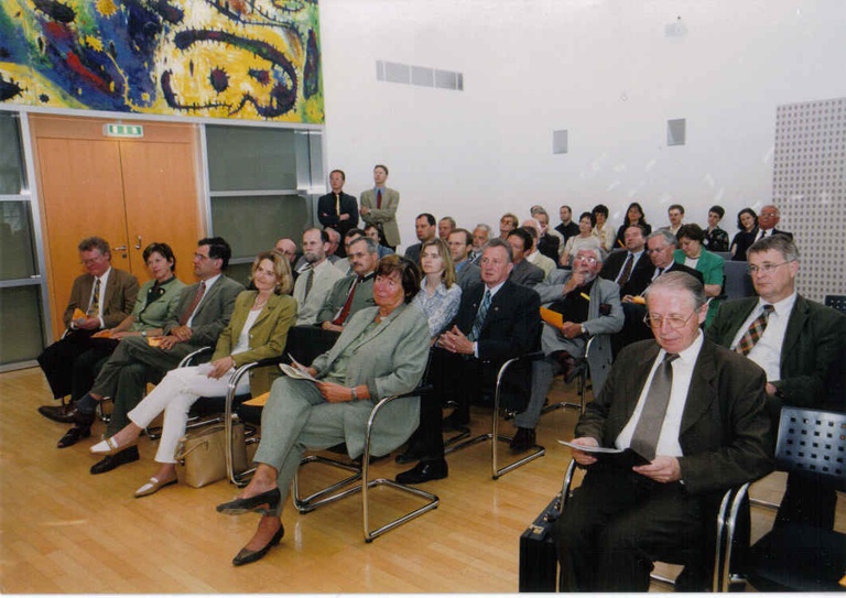 Teilnehmer an der feierlichen Eröffnung des Instituts am 6. Mai 2003 (erste Reihe von links nach rechts): Landtagsdirektor HR DDr. Karl Lengheimer, NÖLWK-Vizepräsidentin ÖKR Lieselotte Wolf, NÖLWK-Präsident ÖKR Rudolf Schwarzböck, Geschäftsführerin der Ludwig Boltzmann Gesellschaft Mag. Claudia Lingner, Landeshauptmann-Stellvertreter Liese Prokop, LBIGLR-Leiter Univ.-Prof. Dr. Ernst Bruckmüller (Foto: NÖ Landesbildstelle).